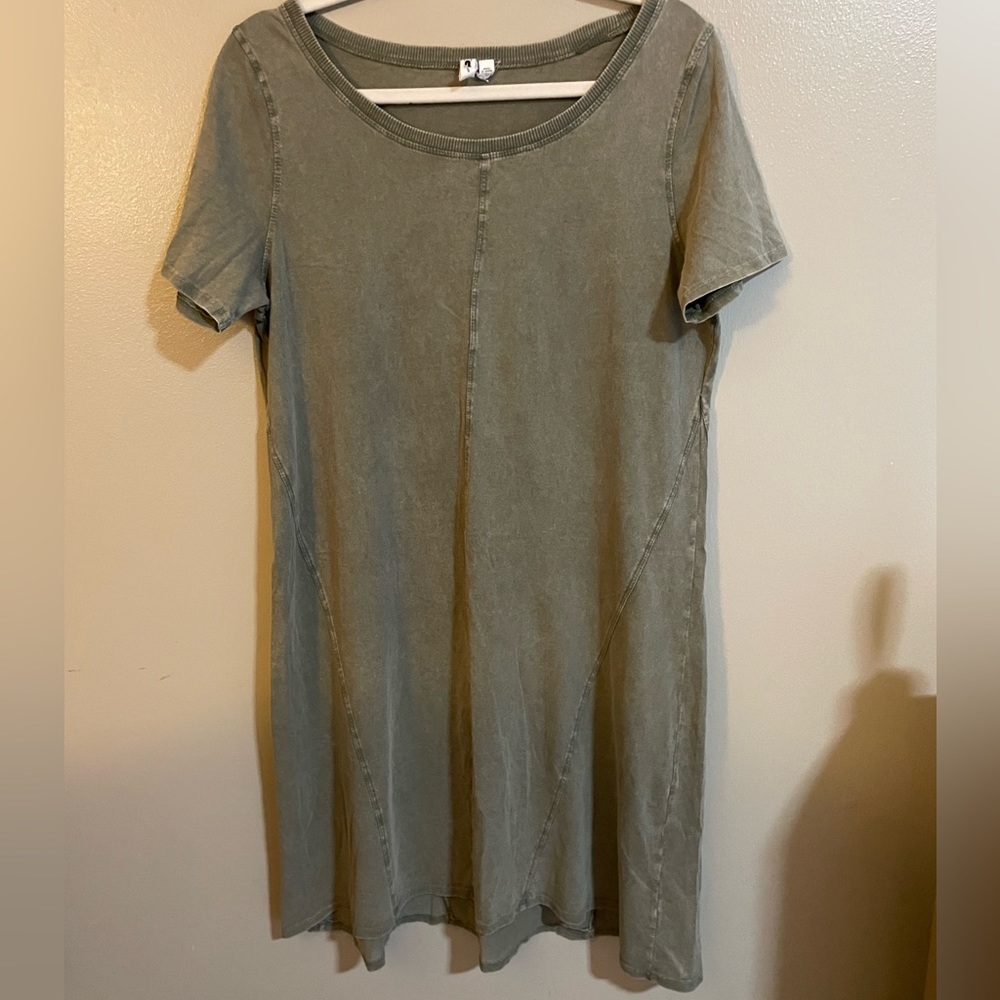 Woman’s shirt dress size large
